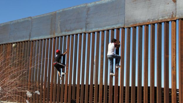 Desde 1992, existen mil 50 kilómetros de muros y vallas en la frontera de EE.UU. y México. (Foto Prensa Libre: AFP)