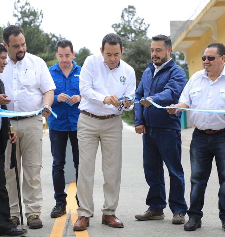 El presidente Jimmy Morales, junto al diputado oficialista Javier Hernández, inauguran un tramo carretero en San Marcos. (Foto Prensa Libre: Hemeroteca PL)