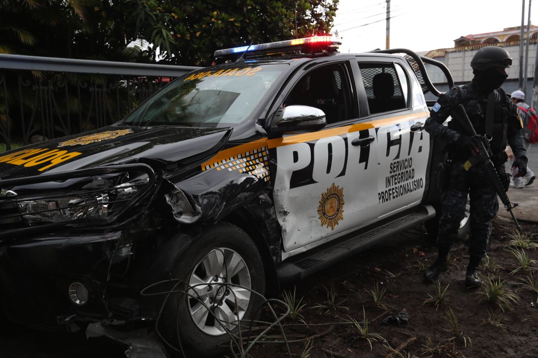 La patrulla donde era conducido Salvador Gandara chocó contra otro automóvil en la zona 5.
