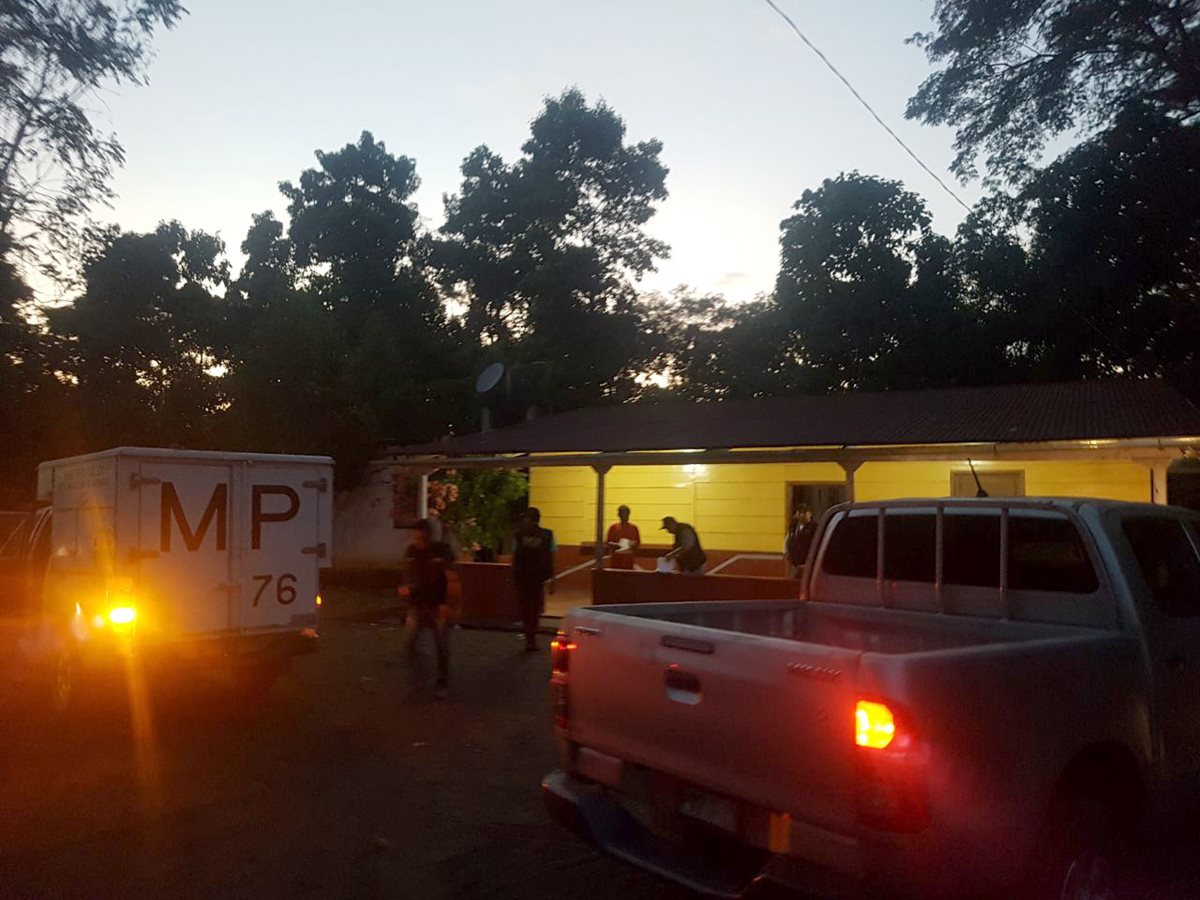 Autoridades hacen allanamiento en la vivienda donde fue el ataque, en Las Pilas, Retalhuleu. (Foto Prensa Libre: Rolando Miranda).