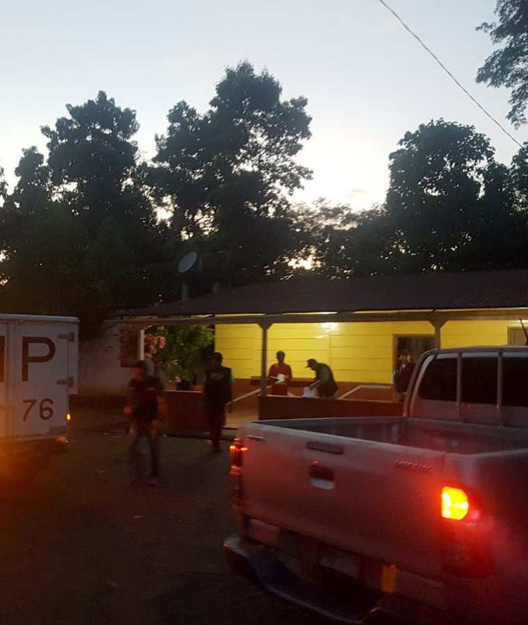 Autoridades hacen allanamiento en la vivienda donde fue el ataque, en Las Pilas, Retalhuleu. (Foto Prensa Libre: Rolando Miranda).