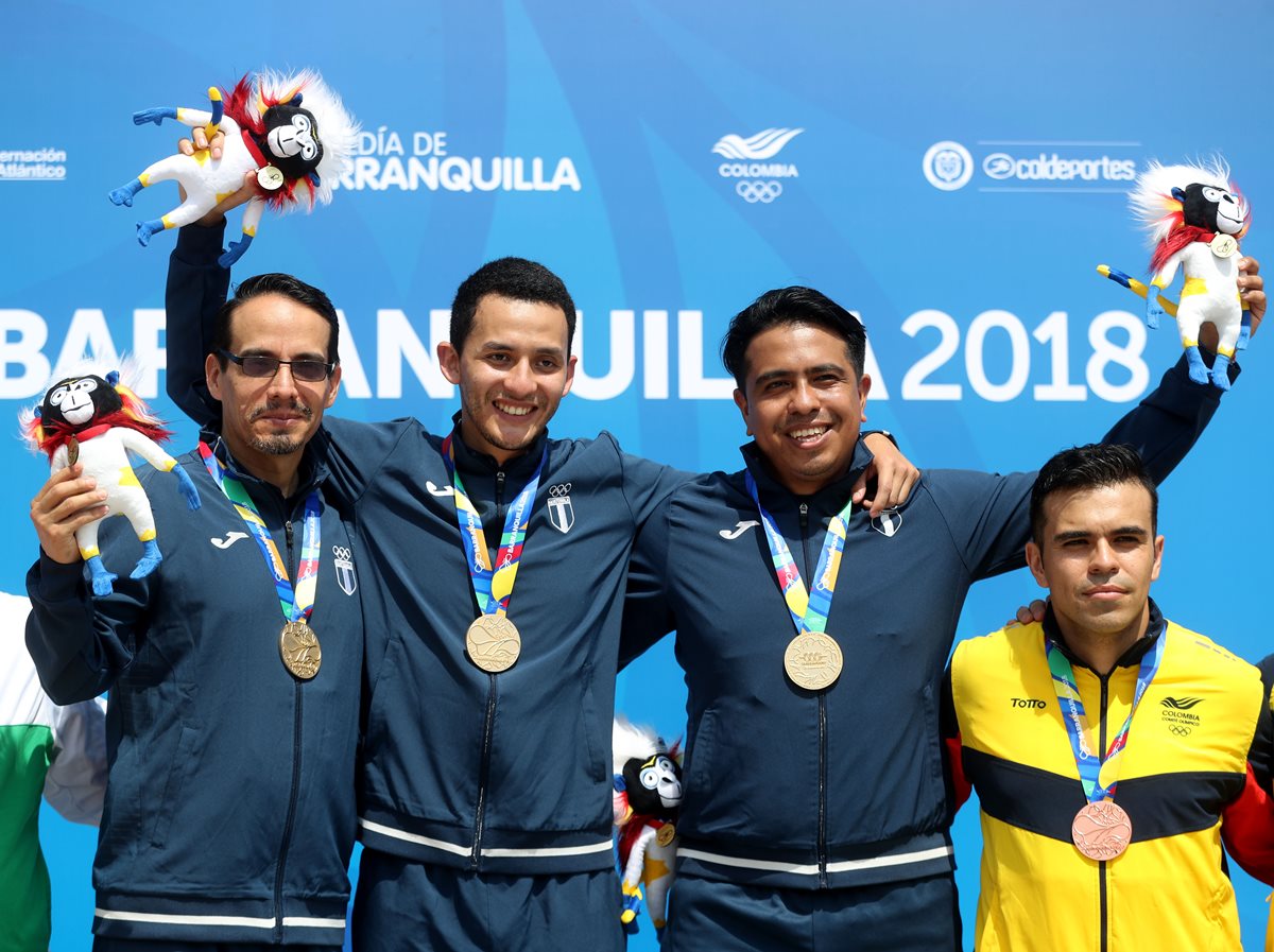 El equipo masculino de 50 metros rifle tendido, integrado por Allan Chinchilla, Marlon Pérez y Octavio Sandoval, también festejaron la obtención del oro.