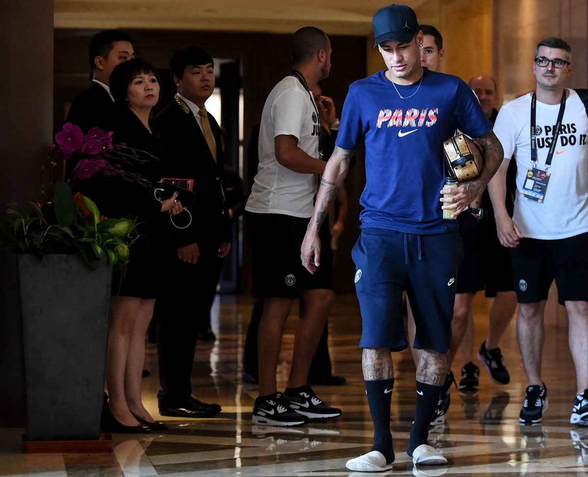 El brasileño Neymar en su llegada al entrenamiento del PSG, en China. (Foto Prensa Libre: AFP)