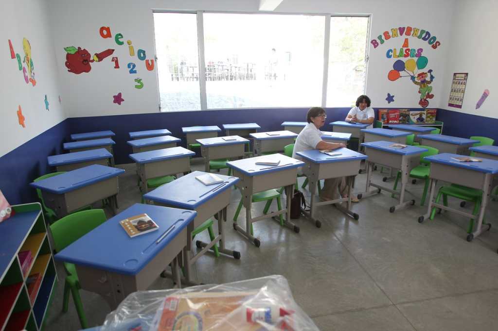 Los proyectos escolares de la fundación ADENTRO son un llamado a la unidad y al desarrollo de Guatemala.