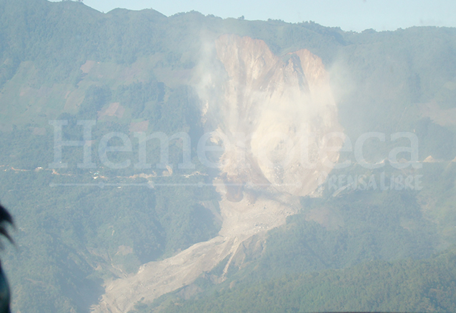 El cerro Xicut se derrumbó a lo largo de un kilómetro y medio sobre la carretera de Chicamán a San Cristóbal Verapaz. (Foto: Hemeroteca PL)