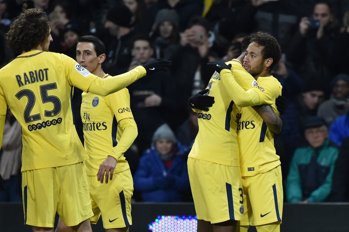 Neymar es felicitado por sus compañeros luego de anotar el único gol del juego. (Foto Prensa Libre: AFP)