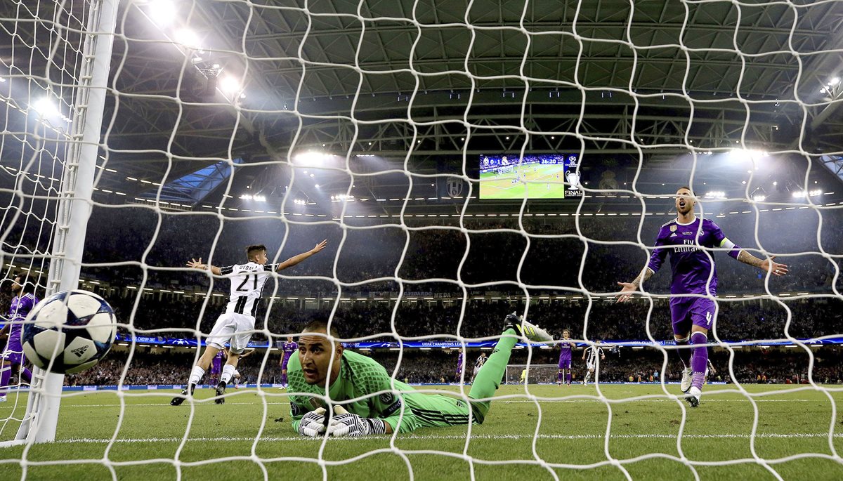 El portero Keylor Navas, encaja el gol que le anotó Mario Mandzukic, de la Juventus.