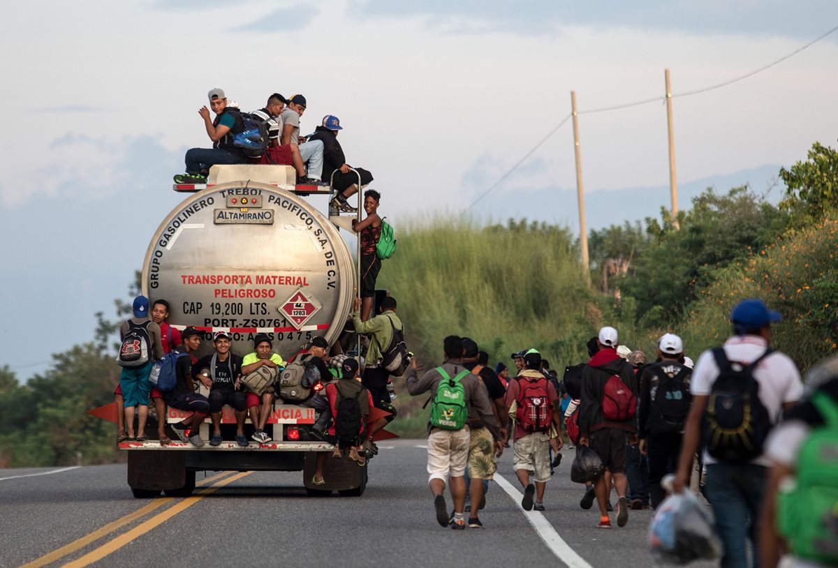 Migrantes hondureños arriesgan la vida al trasladarse por las carreteras de México en cualquier transporte. (Foto Prensa Libre: AFP)