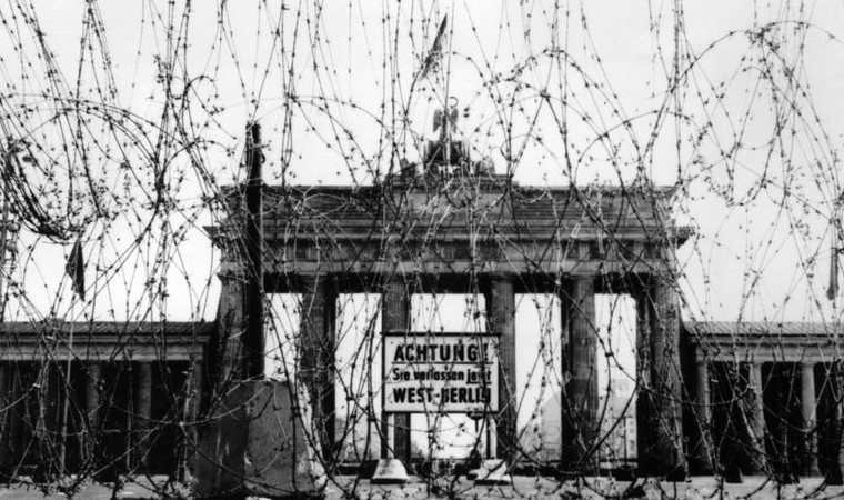 Por seguridad, los británicos colocaron en el lado occidental un alambre de púas cerca de la Puerta de Brandemburgo. GETTY IMAGES