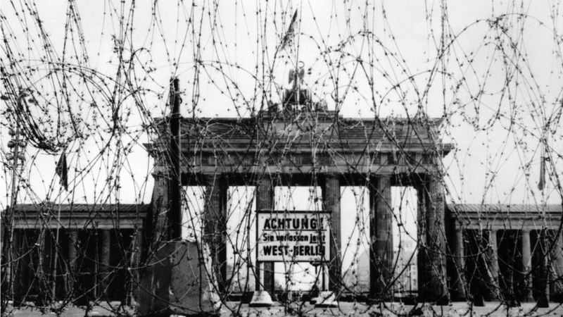 Por seguridad, los británicos colocaron en el lado occidental un alambre de púas cerca de la Puerta de Brandemburgo. GETTY IMAGES