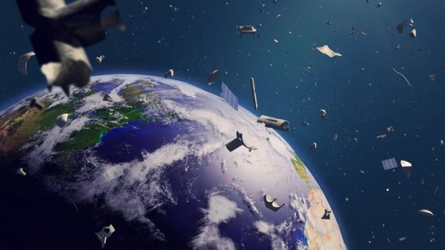 Los más de 4.000 satélites no son lo único que gira alrededor de la Tierra. GETTY IMAGES