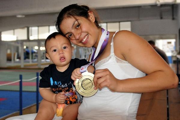 María Castellanos, con su hijo Jesús, muestra la medalla de oro, obtenida en el Open de las Vegas. (Foto Prensa Libre: Hemeroteca PL)
