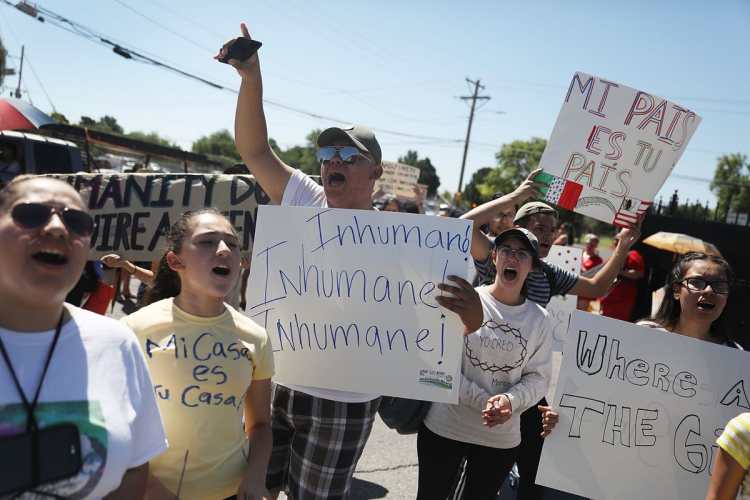 La manifestación se llevó a cabo frente a un centro de procesamiento de migrantes ilegales en El Paso, Texas.