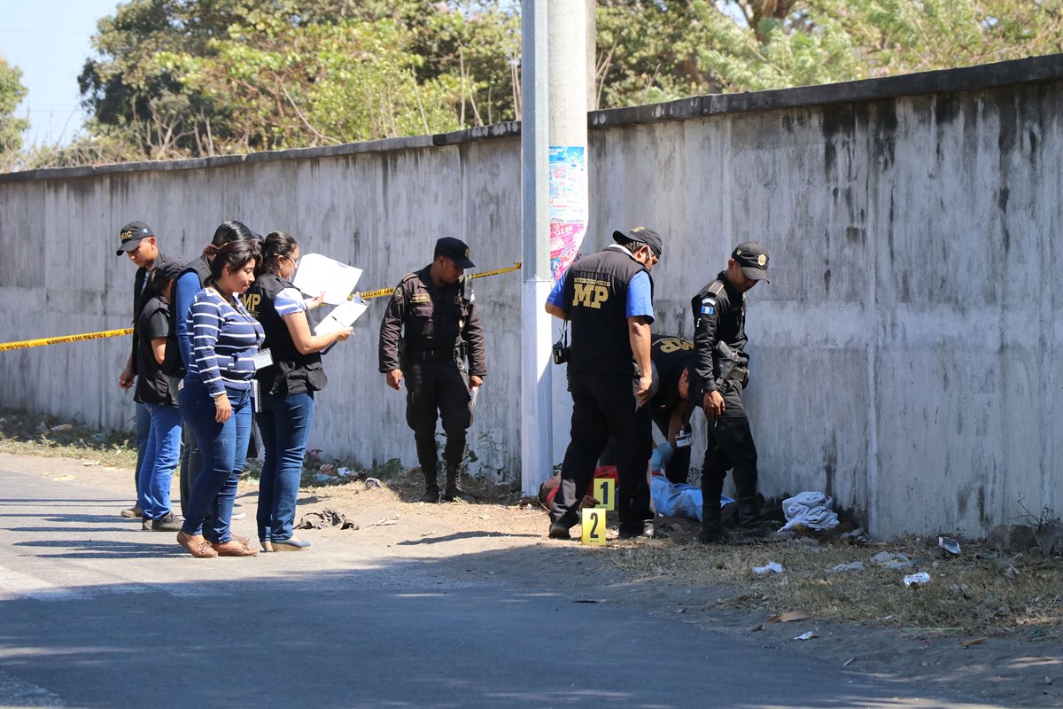 Peritos del MP resguardan el lugar donde fue asesinado el comerciante Juan Yolop. (Foto Prensa Libre: Enrique Paredes)