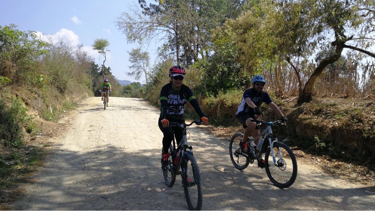 El ciclismo de montaña permite conocer varios atractivos turísticos del país. (Foto Prensa Libre: Julio Román).