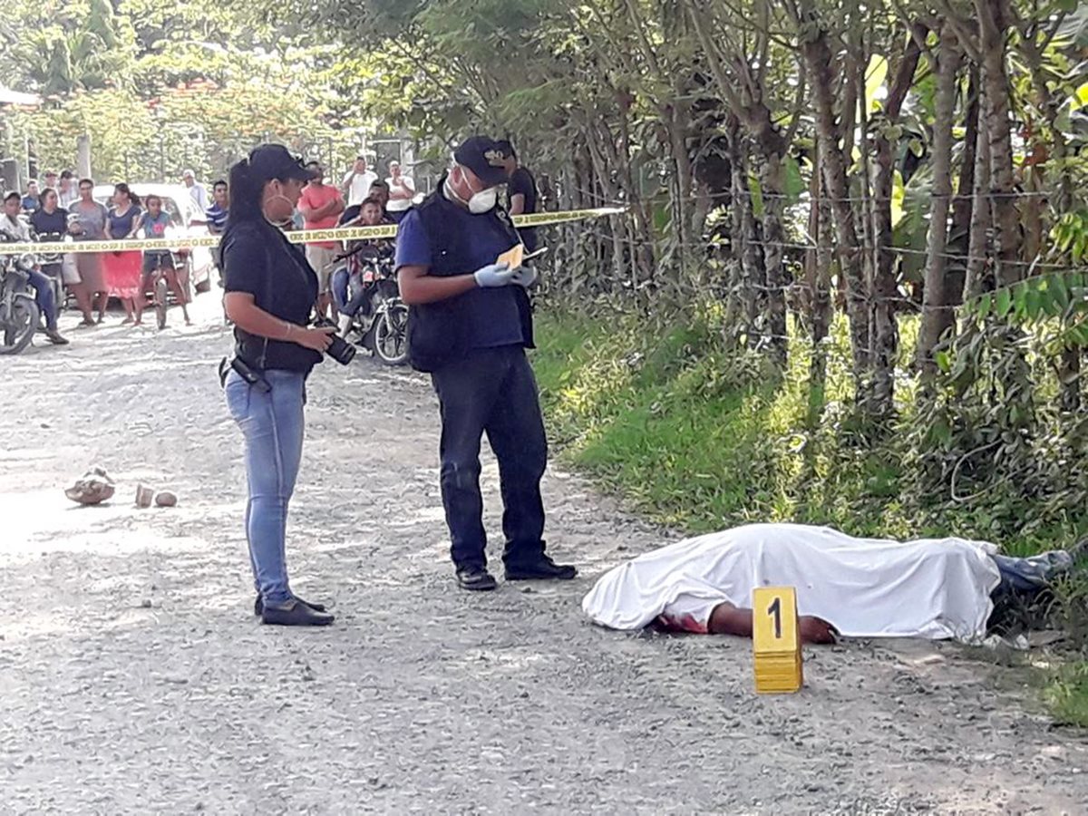 El cadáver de Yeimi Julissa Ortiz Evans fue localizado a la orilla de la carretera que conduce a Mariscos. (Foto Prensa Libre: Dony Stewart)