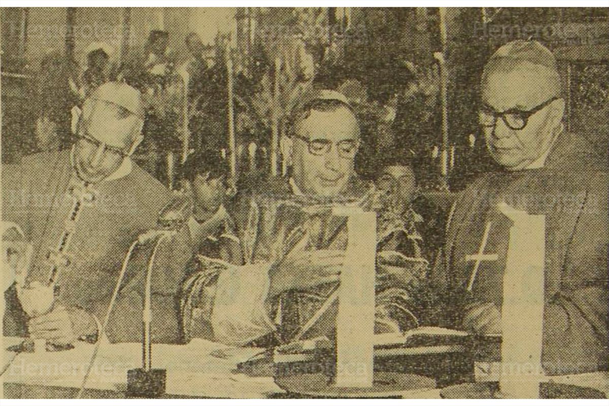 Monseñor Luis Chávez, arzobispo de El Salvador, cardenal Mario Casariego, arzobispo de Guatemala y monseñor Mazzarella, obispo de Comayagüela, Honduras, en la misa en la basílica de Esquipulas 15/1/1970. (Foto: Hemeroteca PL)