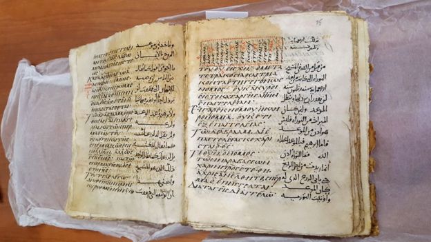 El monasterio está escaneando manuscritos para revelar la escritura debajo de la superficie.