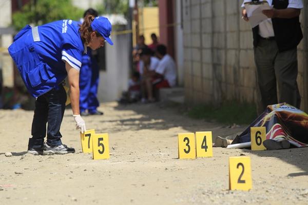 Una mujer fue baleada en un sector de la colonia La Comunidad, zona 10 de Mixco. (Foto Prensa Libre: Erick Ávila )<br _mce_bogus="1"/>