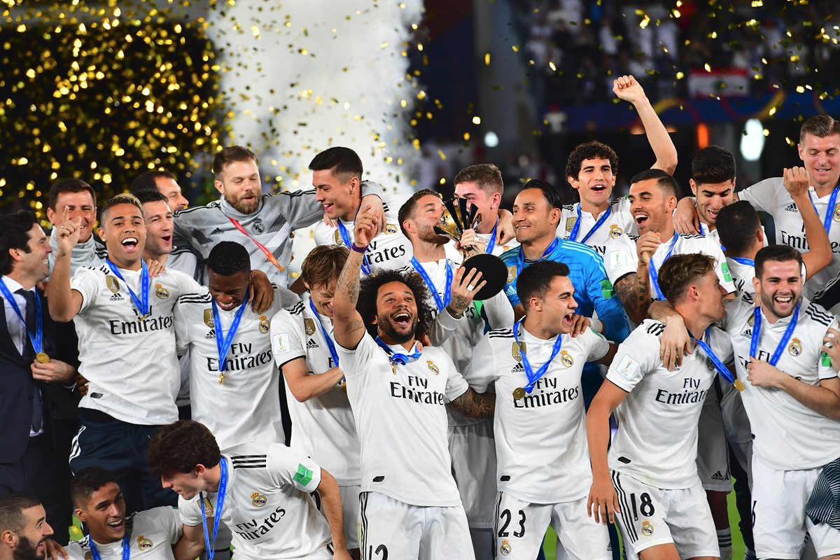 Los jugadores del Real Madrid alzan el trofeo de campeones del Mundo. (Foto Prensa Libre: AFP)