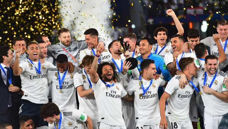 Los jugadores del Real Madrid alzan el trofeo de campeones del Mundo. (Foto Prensa Libre: AFP)