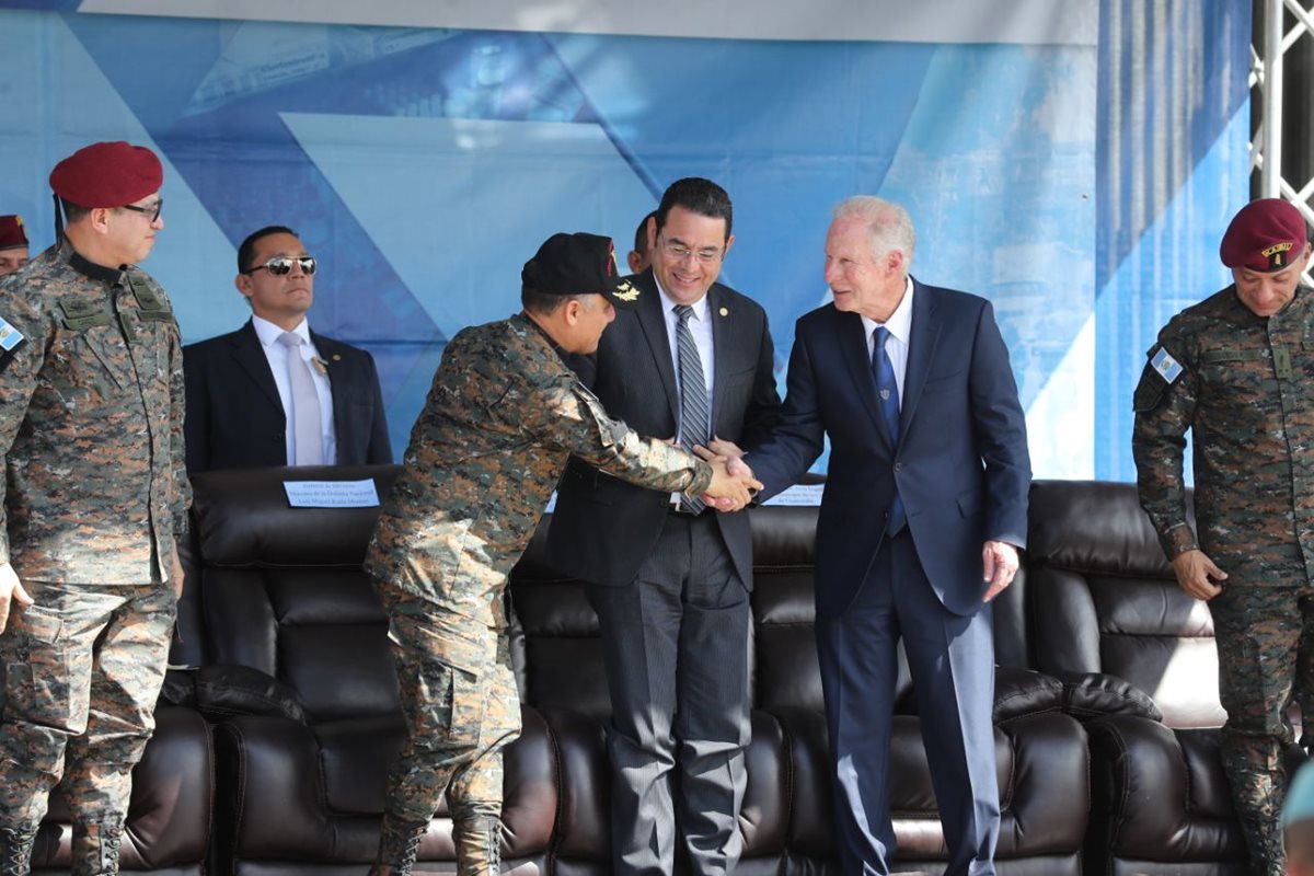 Jimmy Morales observa el saludo entre el alcalde y el ministro de la Defensa Nacional. (Foto Prensa Libre: Érick Ávila)