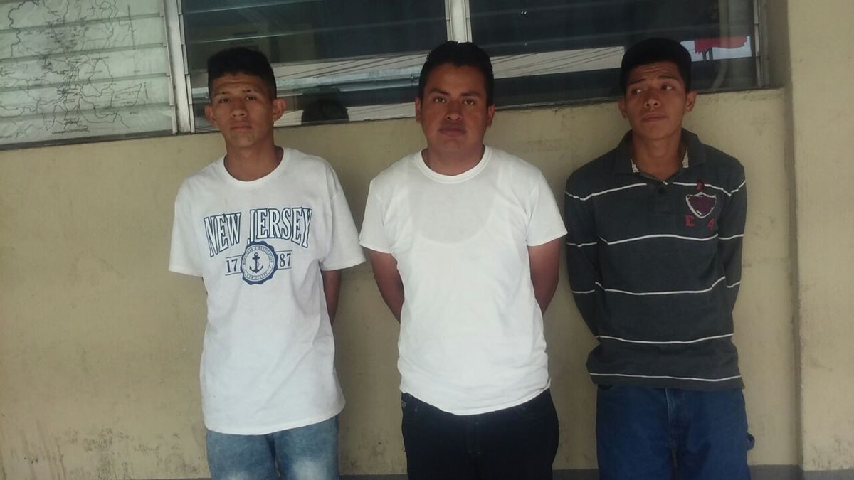 Los tres adultos detenidos junto con cinco menores en la zona 5 de Mixco. Foto Prensa Libre: Muni de Mixco.