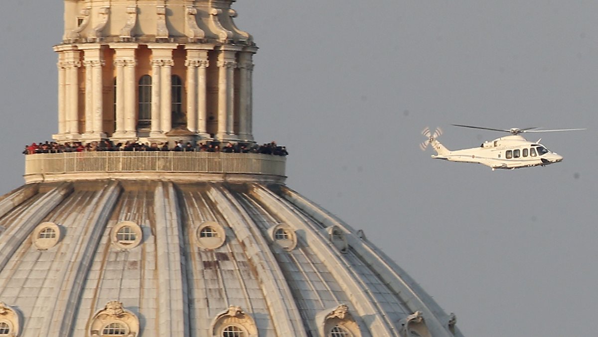 Antes de abandonar el Vaticano, el helico?ptero que llevaba a Benedicto XVI sobrevolo? la cu?pula de la Basi?lica de San Pedro. (Foto: AP)