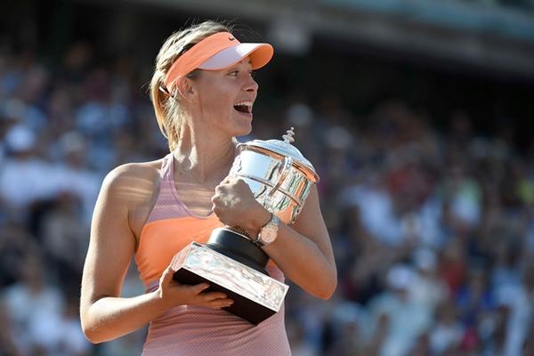 La rusa festejó un nuevo triunfo en Roland Garros. (Foto Prensa Libre: AFP)