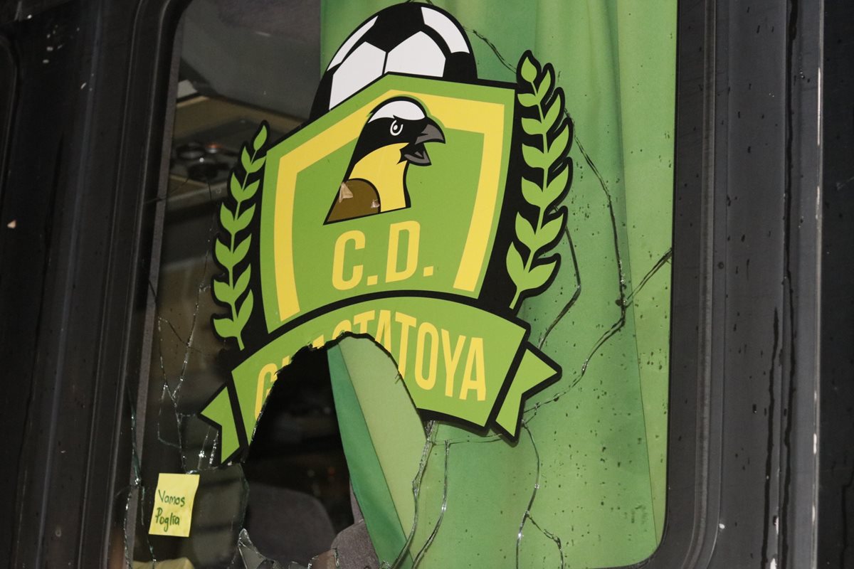 La fotografía muestra otra de las ventanas quebradas del bus de Guastatoya.