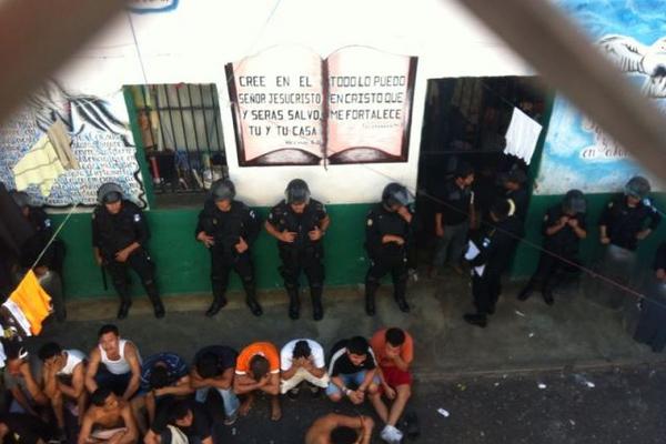 Agentes de la Policía durante la requisa en la cárcel preventiva de Retalhuleu. (Foto Prensa Libre: Jorge Tizol)