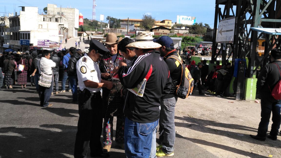 El manifestante de Sololá no tiene prevista la hora en la que levantarán el bloqueo. (Foto Prensa Libre: Ángel Julajuj)