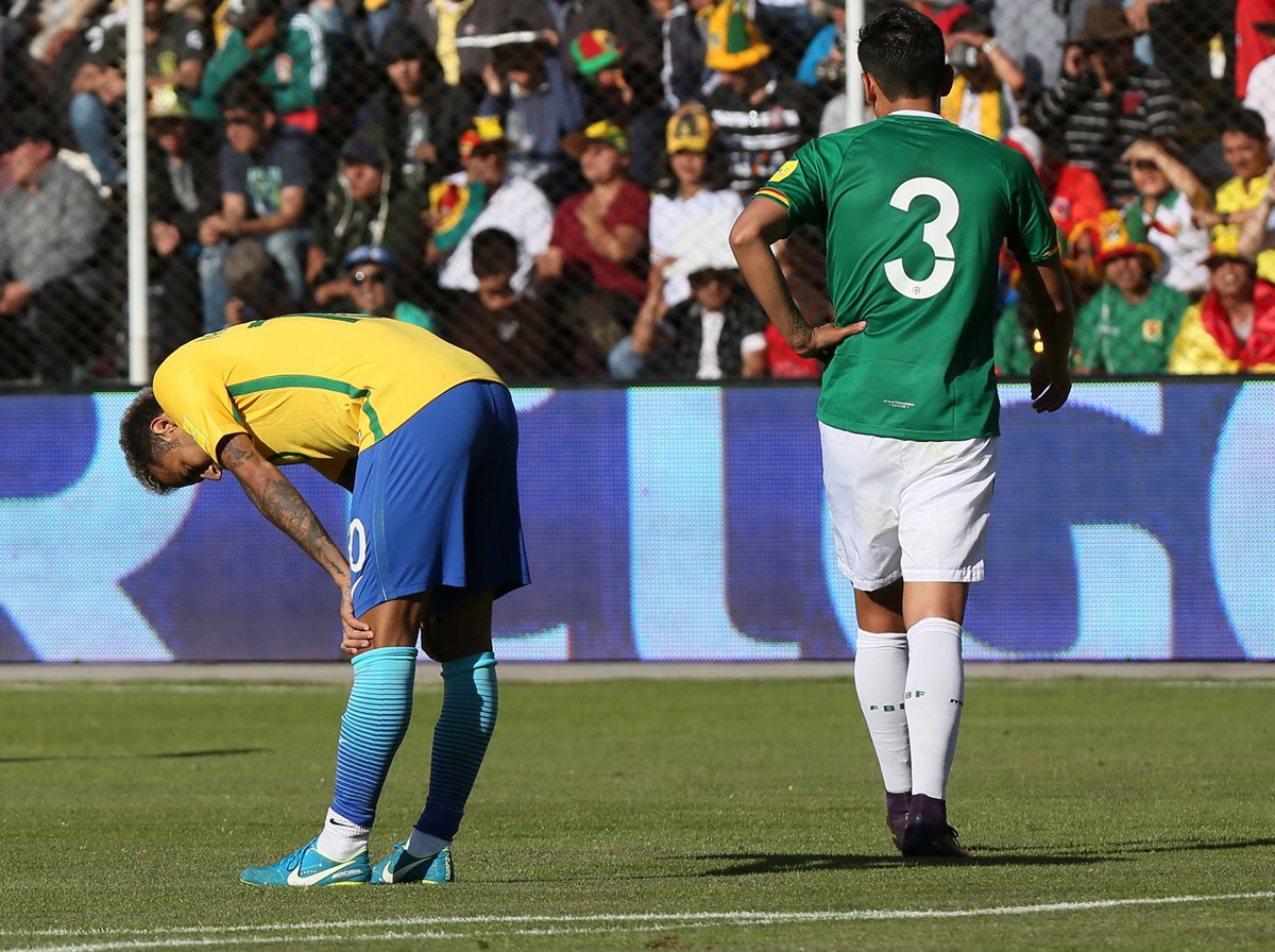 Neymar (i) de Brasil reacciona al fallar una de las acciones de gol de los brasileños. (Foto Prensa Libre: EFE)