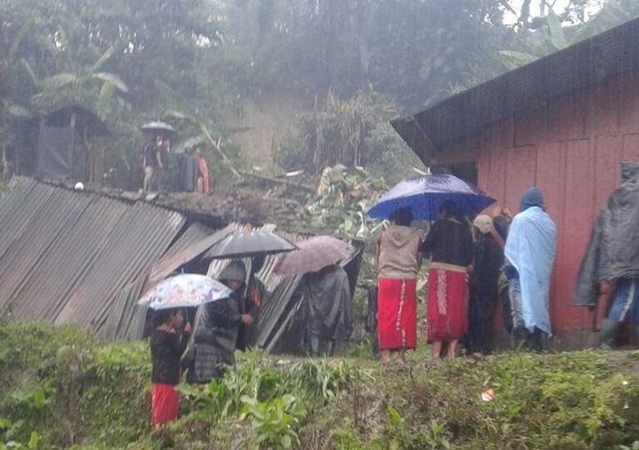 Vecinos observan la humilde vivienda que colapsó en Chel, Chajul, Quiché. (Foto Prensa Libre: Héctor Cordero).