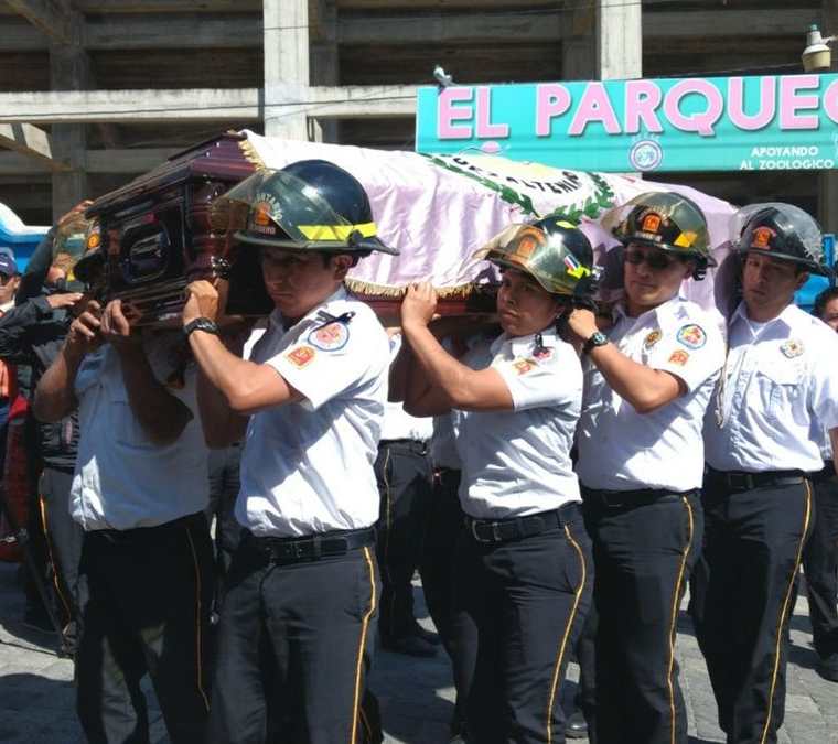 Socorristas de la quinta compañía de Bomberos Voluntarios le rendirán un homenaje póstumo. (Foto Prensa Libre: Cortesía)