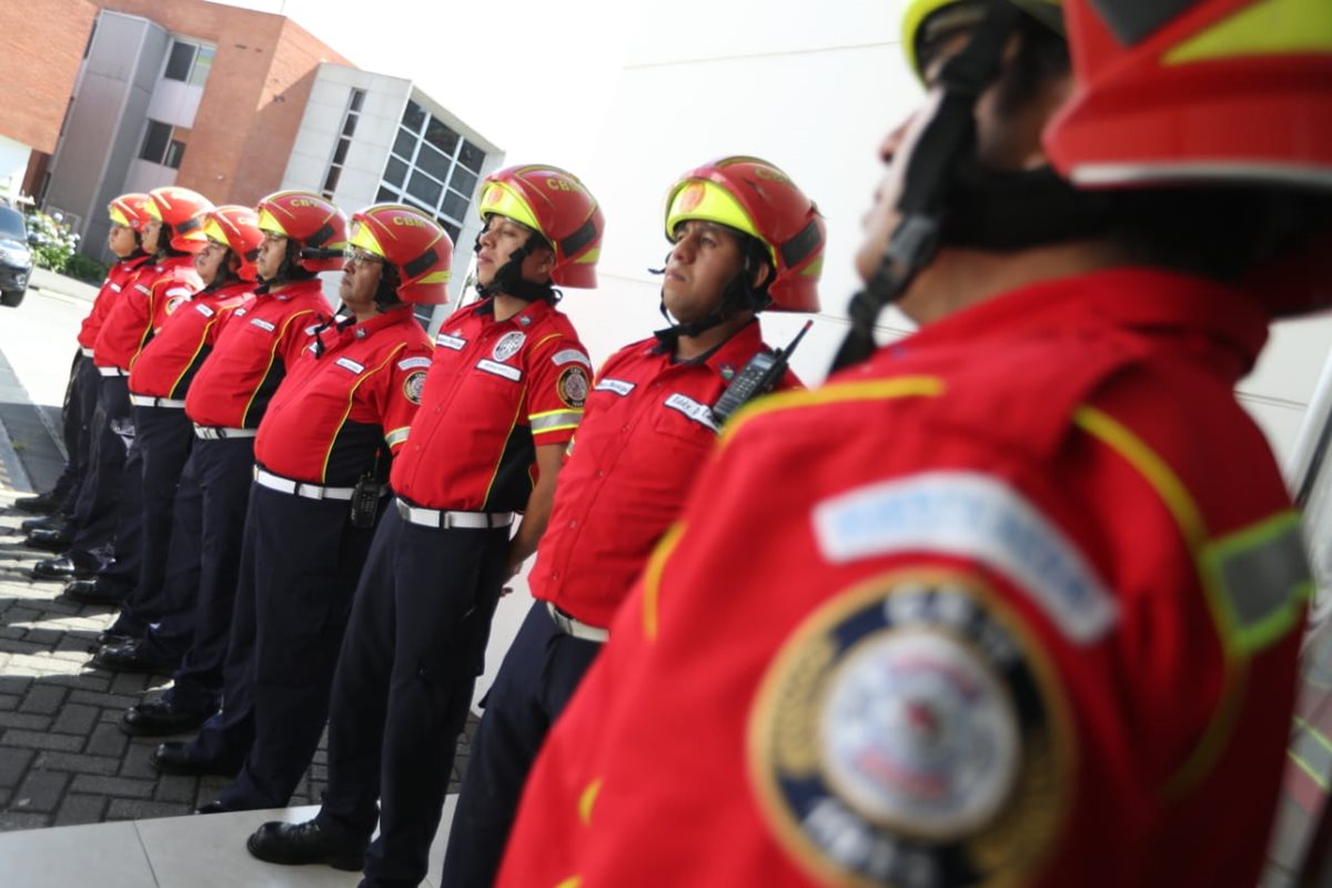 Los Bomberos Municipales conservan el pantalón azul y el casco rojo, pero la camisa será roja. (Foto Prensa Libre: Óscar Rivas)