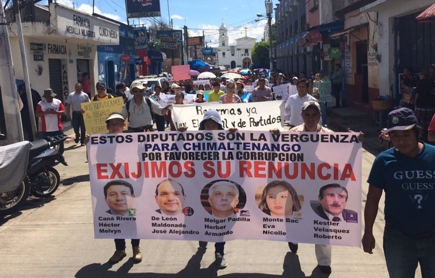 Los diputados que se prestaron también para las modificaciones hechas la semana pasada al Código Penal son denunciados, esto en Chimaltenango.