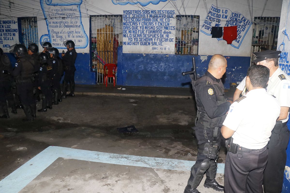 Policias vigilan la cárcel durante la requisa. (Foto Prensa Libre: Rolando Miranda)