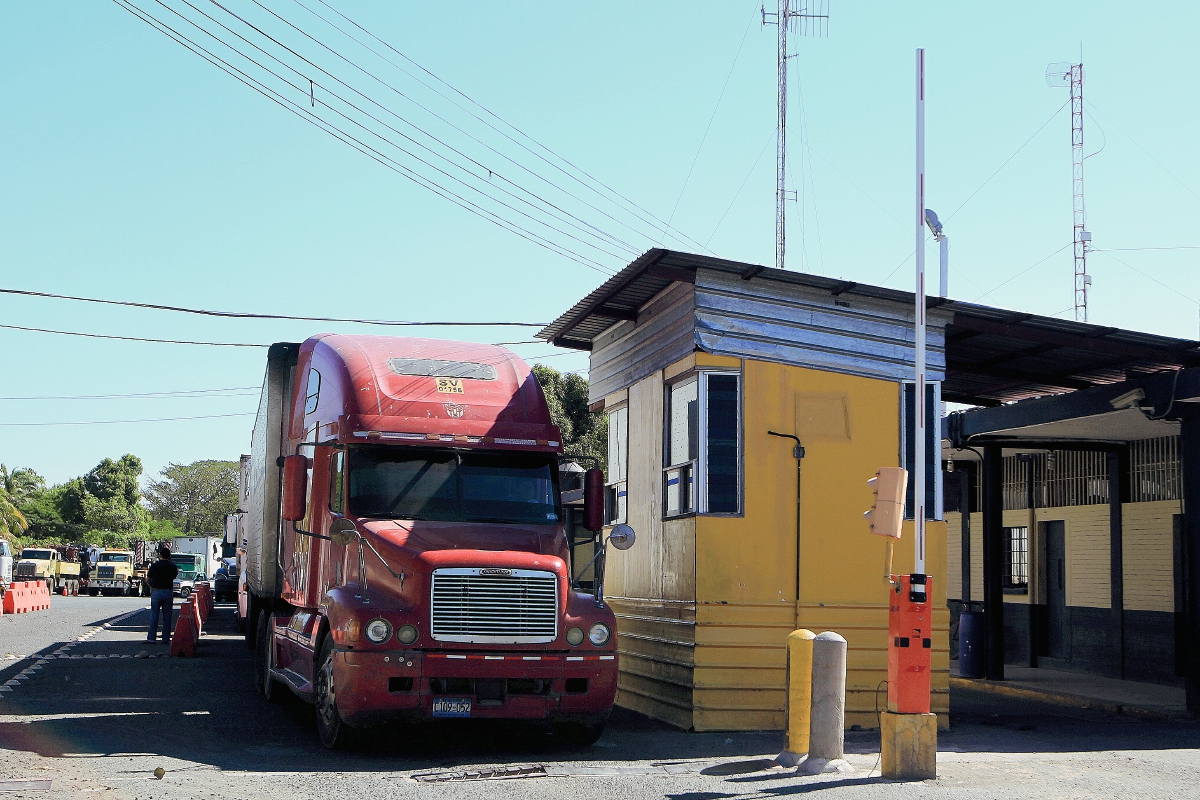 La propuesta de largo plazo para hacer cambios en el servicio aduanero será presentada por la SAT este martes. (Foto Prensa Libre: Edwin Bercián)