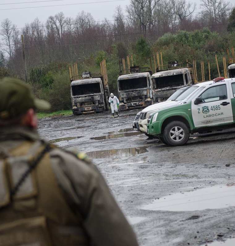 Escena del lugar donde fueron quemados 29 camiones. (EFE).