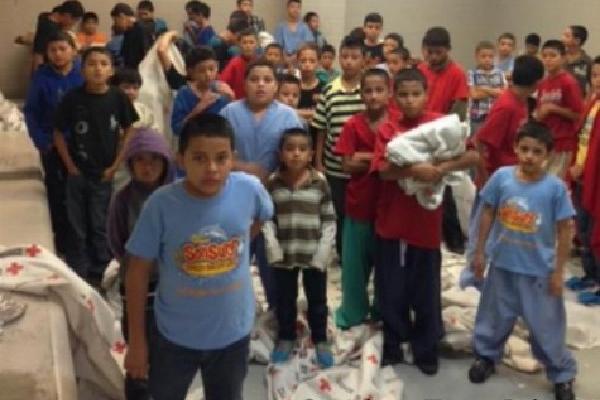 Menores en un centro migratorio de Texas, deben compartir áreas que carecen de espacios adecuados. (Foto Prensa Libre: Brandon Darby)
