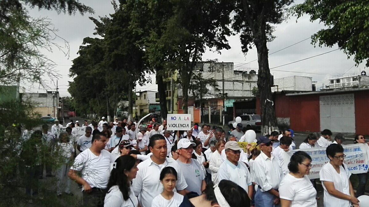 Vecinos recorren calles de la colonia Primero de Julio en rechazo a la inseguridad que se vive en ese sector. (Foto Prensa Libre: Sergio Morales)