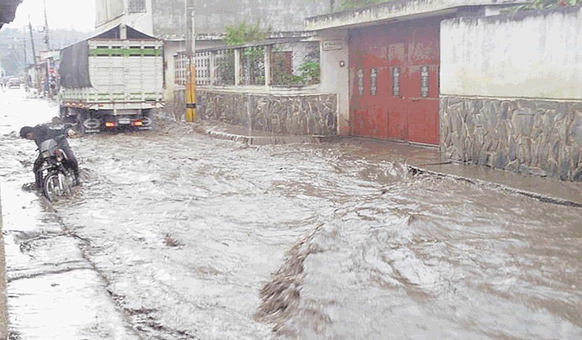 Calles de El Tejar, Chimaltenango, se inundan cada vez que llueve y los vecinos señalan indiferencia de las autoridades municipales. (Foto Prensa Libre: Hemeroteca PL)