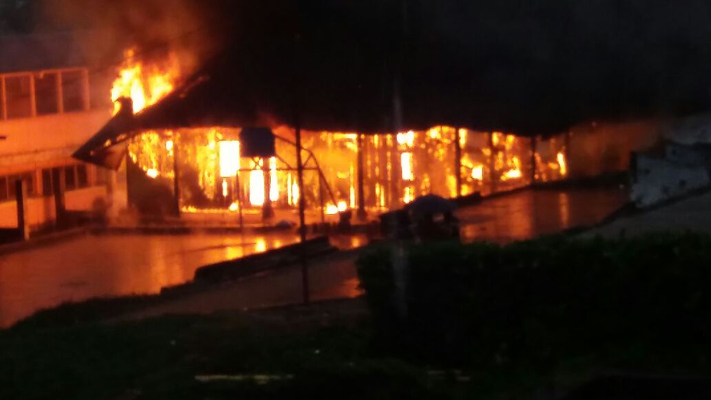Fuego destruye salón de usos múltiples en Nuevo San Carlos, Retalhuleu. (Foto Prensa Libre: Rolando Miranda).