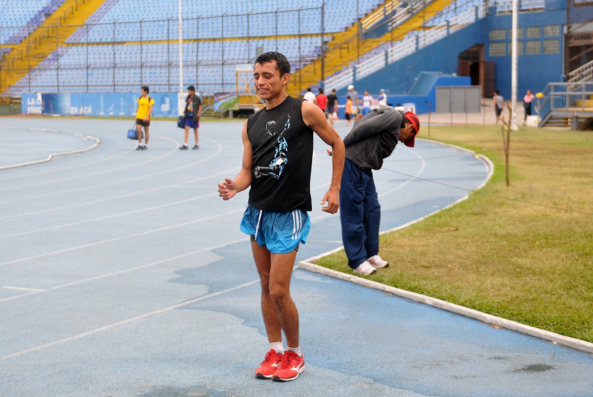 Uriel Barrondo, hermano del medallista olímpico calienta previo al entrenamiento.