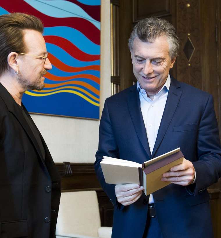 La voz de la banda irlandesa U2, Bono comparte con Mauricio Macri, presidente de Argentina. (Foto Prensa Libre: AFP)