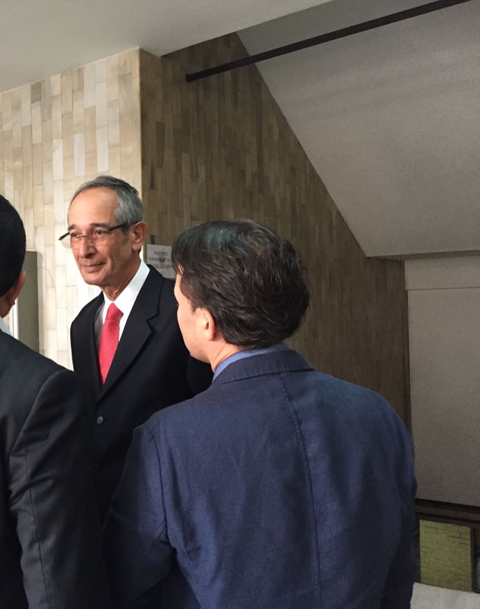 Álvaro Colom a su llegada a la Torre de Tribunales. (Foto Prensa Libre: Cortesía)