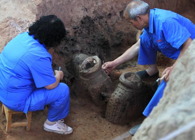 Las excavaciones continúan en los campos donde las figuras fueron enterradas. AFP