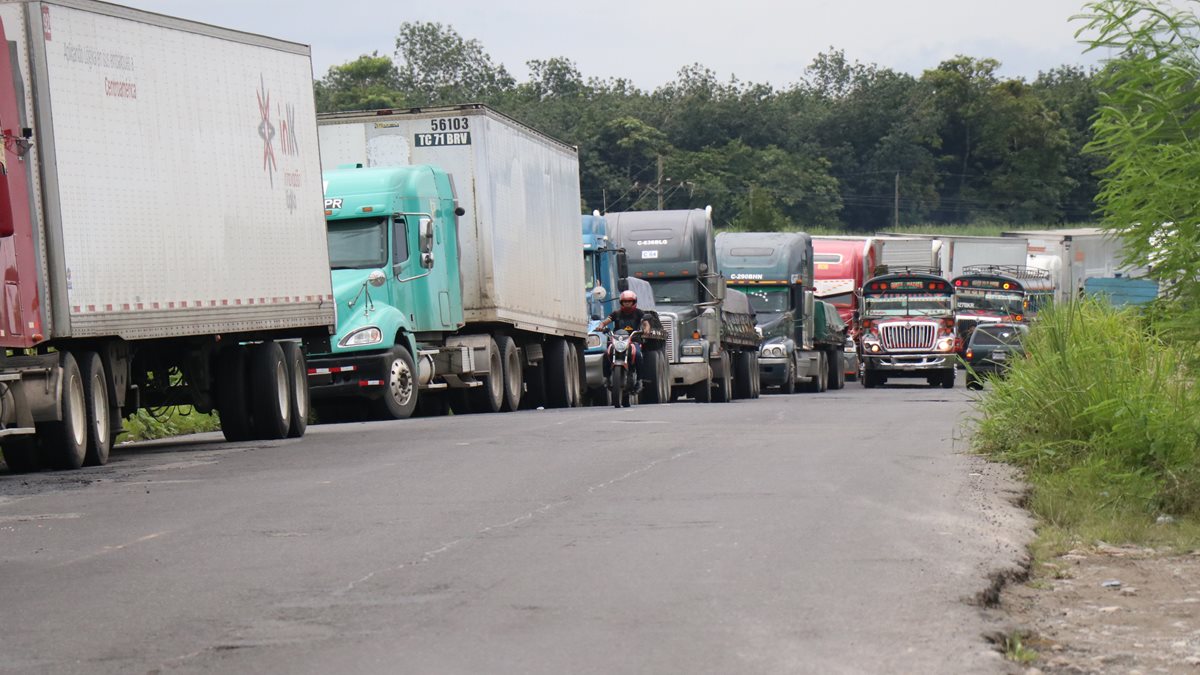 Los cargamentos se han atrasado más de un día y la ruta se ha extendido por 150 kilómetros. (Foto Prensa Libre: Hemeroteca PL)
