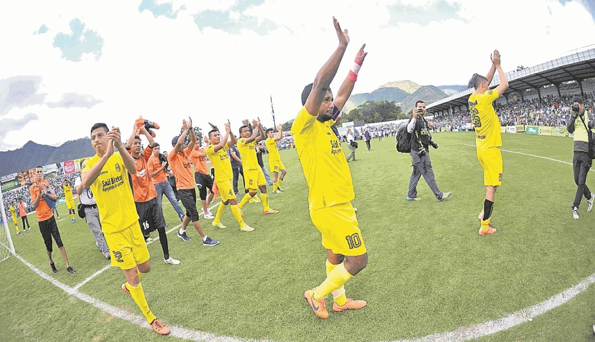 Los jugadores de Guastatoya agradecieron el apoyo cuando terminaron subcampeones frente a Antigua GFC en el 2015. (Foto Prensa Libre: Hemeroteca PL)